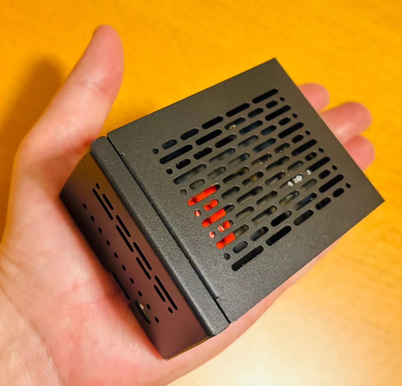 工場の見える化サービスの小型Linuxサーバー（手のひらに収まる実機）