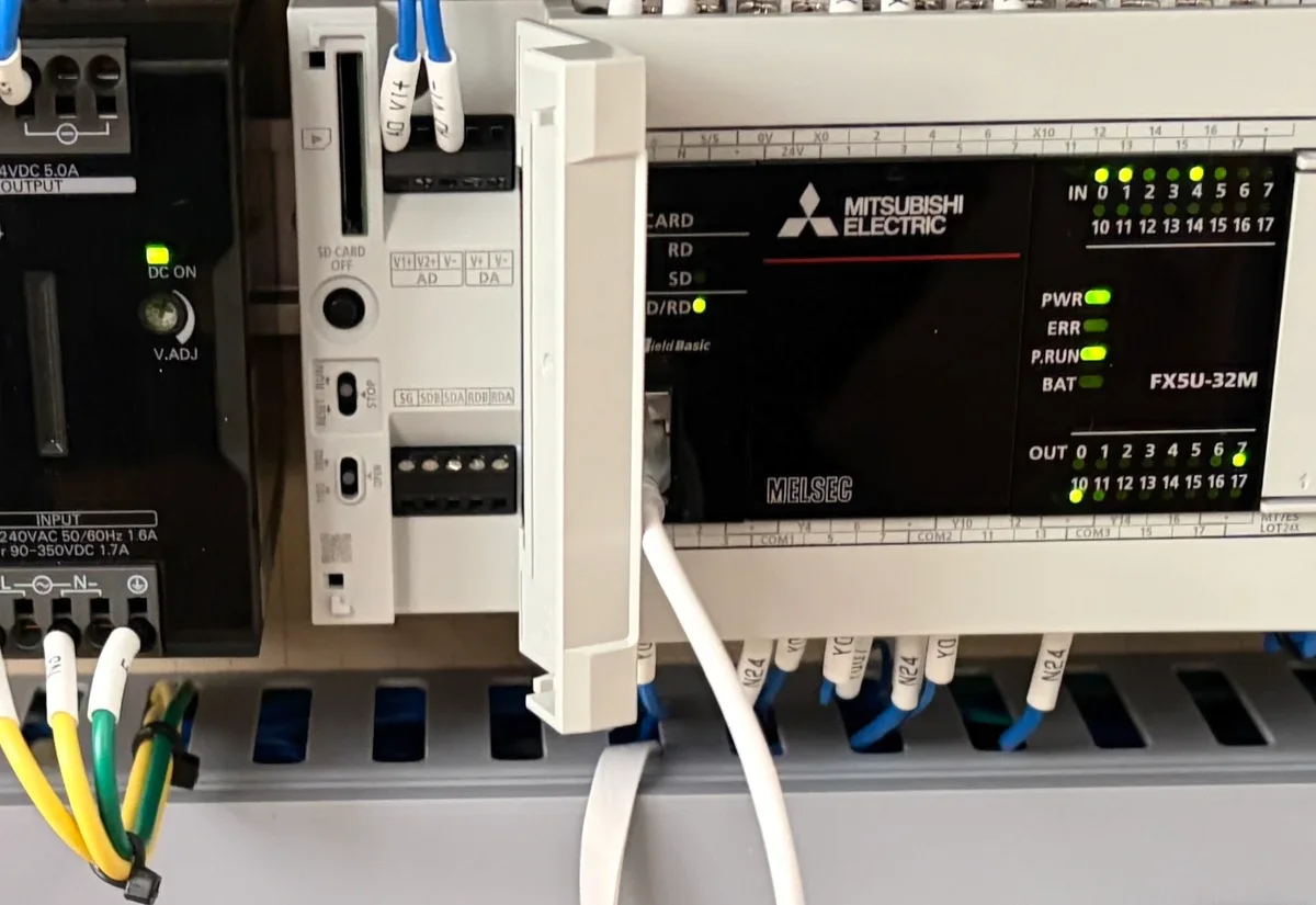 制御盤内のPLC(三菱電機 FX5U)とアナログユニット・電源ユニット